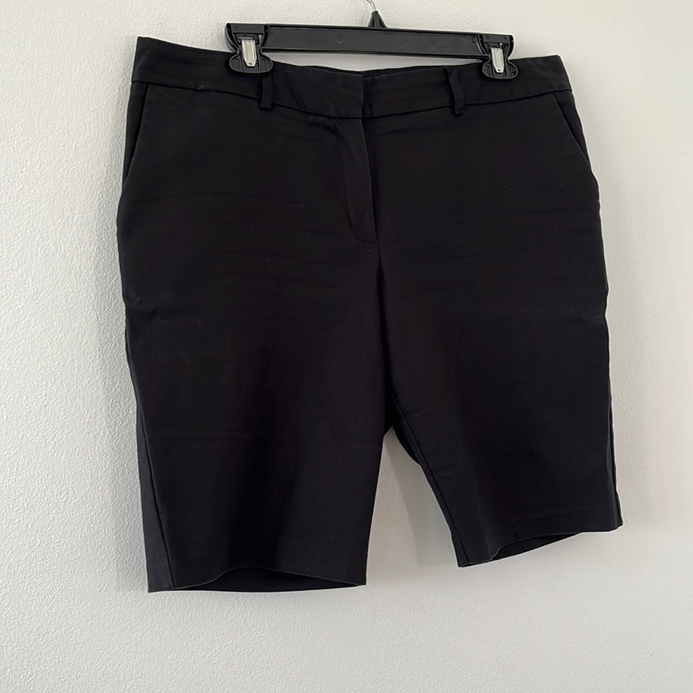 Black basic bermuda shorts